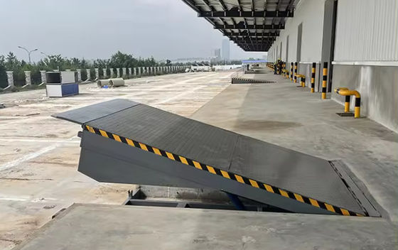 Máy ngang cửa bến tàu cơ khí Xưởng bến tàu tự động 25000-40000LBS Thiết kế an toàn Ramp Bridge Dock Leveler