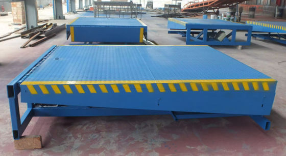 Đơn vị hóa điện / thủy lực tải Dock leveler 10 000-20 000 lbs Capacity Bột phủ / kết thúc galvanized