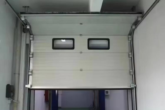 Công nghiệp tự động nâng giảm tiếng ồn trắng trên cao cửa phần với tay cầm khóa và thiết kế chống gió