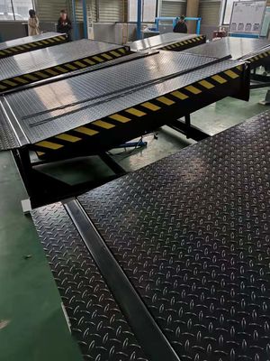 Đơn vị hóa chất bột bọc Loading Dock Leveler với độ cao sàn và chiều dài môi điều chỉnh