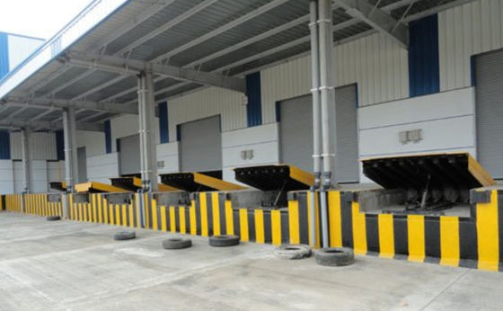 10000-20000 Pounds Loading Dock Levelers Thép nhựa thép thép và thanh an toàn tại chỗ lắp ráp