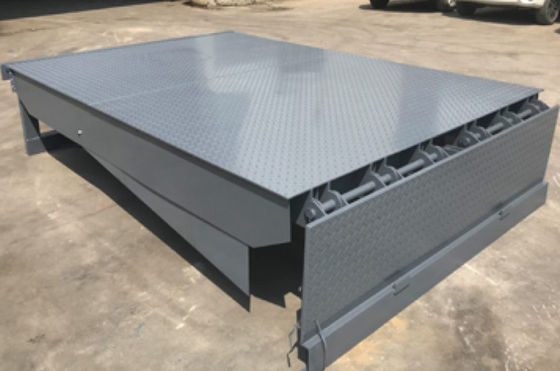 Dock Door Levelers Workshop Bảng bến tàu tự động 25000-40000LBS Thiết kế an toàn với chiều cao sàn và thanh an toàn có thể tùy chỉnh