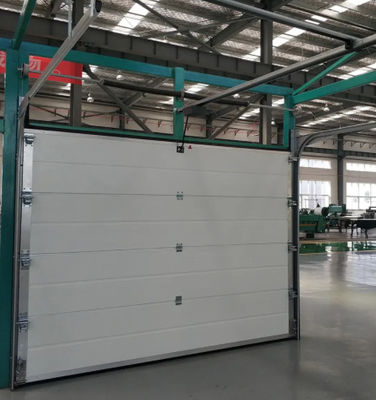 Nhà ga cứu hỏa tự động hình thành cửa phần công nghiệp với tay cầm khóa và cửa phần thép màu trắng