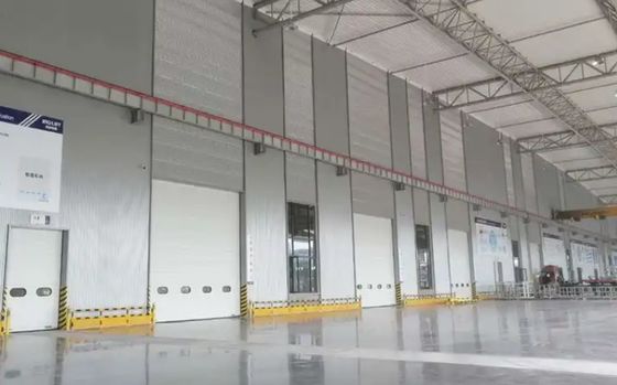 Cửa nâng trần công nghiệp hạng nặng tự động cho Trạm cứu hỏa | Cửa cuốn trần PU với thiết kế kín thời tiết và Cửa cuốn công nghiệp