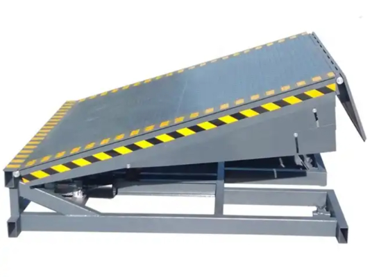 Tấm chắn cầu cảng tự động trong xưởng thiết kế an toàn, tải trọng lớn 25000-40000LBS với chiều dài môi có thể tùy chỉnh, giải pháp xếp dỡ hàng hóa hạng nặng cho trung tâm hậu cần & phân phối