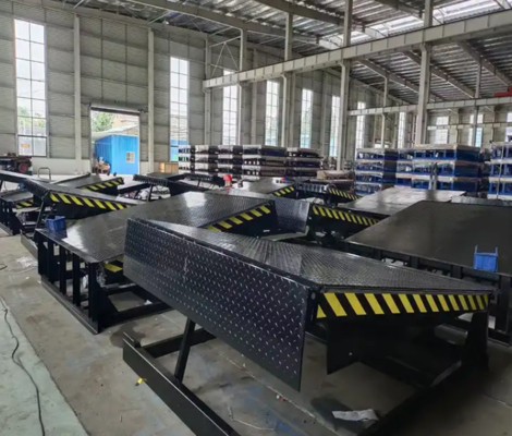 Tấm chắn cầu cảng tự động trong xưởng thiết kế an toàn, tải trọng lớn 25000-40000LBS với chiều dài môi có thể tùy chỉnh, giải pháp xếp dỡ hàng hóa hạng nặng cho trung tâm hậu cần & phân phối