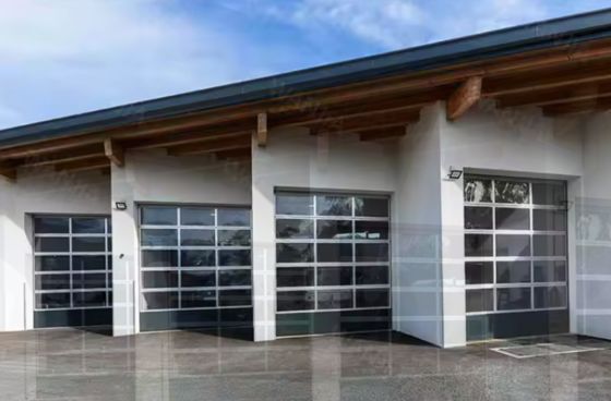 Phong cách thiết kế hiện đại Kiểm tra nước tự động Đường nhà để xe bằng kính trong suốt màu đen nhôm băng