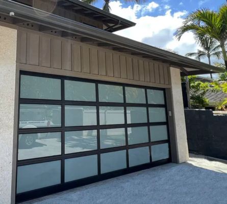 Độ kín nước lớp 3 thủy tinh trong suốt Khả năng chống gió tuyệt vời Công nghiệp trên cao Cánh cửa nhà để xe phần chắc chắn với tay hoặc tự động