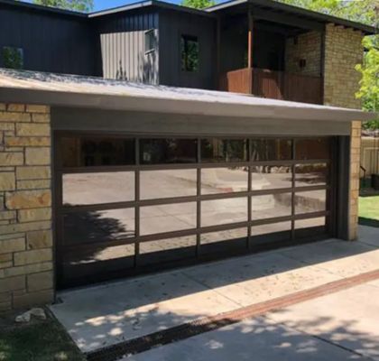 Độ kín nước lớp 3 thủy tinh trong suốt Khả năng chống gió tuyệt vời Công nghiệp trên cao Cánh cửa nhà để xe phần chắc chắn với tay hoặc tự động