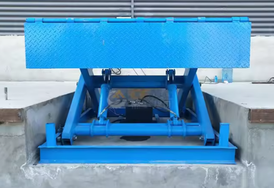 Điều khiển từ xa cầm tay Cửa kho Cấp độ sàn Xưởng Tự động Tấm dẫn sàn cửa kho Cấp độ sàn 25000-40000LBS Công suất thiết kế an toàn 10