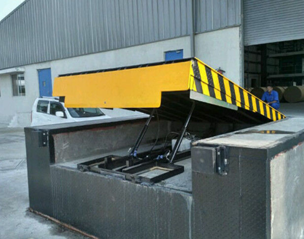 10000-20000 Pounds Loading Dock Levelers Thép nhựa thép thép và thanh an toàn tại chỗ lắp ráp