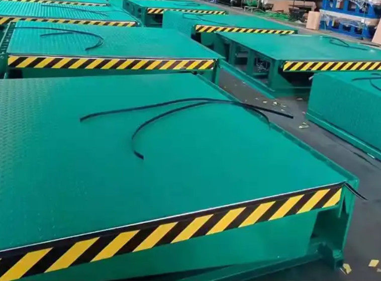 Điện Dock Door Levelers Workshop Bảng bến tàu tự động 25000-40000LBS Thiết kế an toàn cho tải an toàn