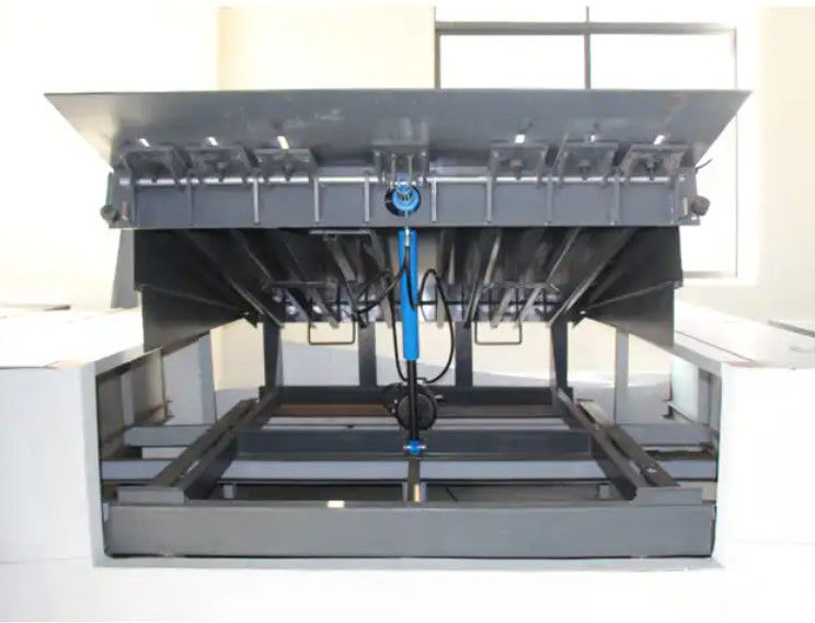 Độ dài môi có thể tùy chỉnh Dock Door Levelers Workshop Đĩa dock tự động 25000-40000LBS Thiết kế an toàn cho các bến tàu tải
