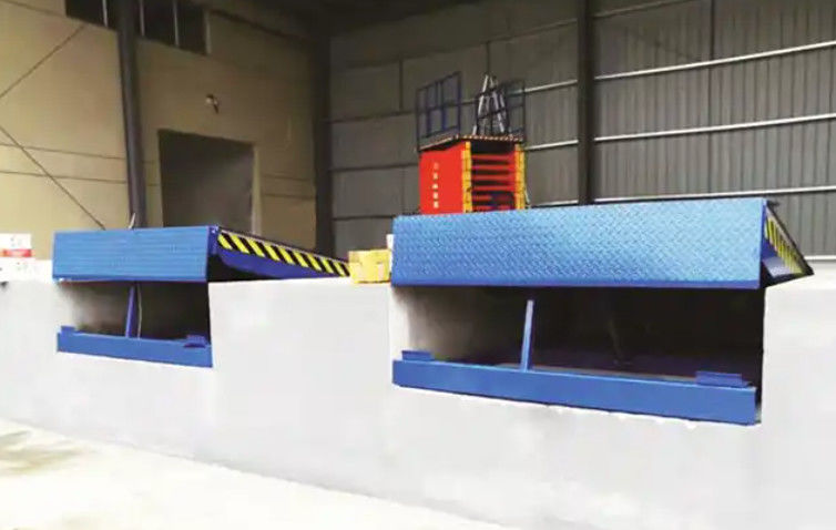Máy làm việc tự động Dock Plate Dock Door Levelers 25000-40000LBS Thiết kế an toàn với điều khiển nút bấm