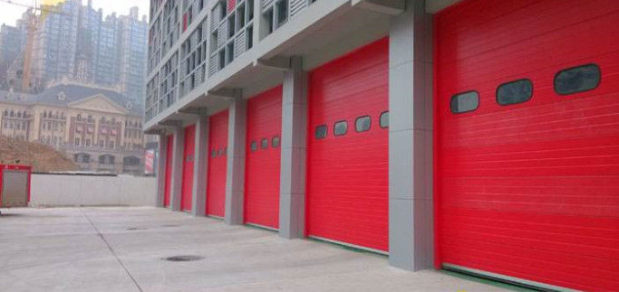 Nhà ga cứu hỏa tự động hình thành cửa phần công nghiệp với tay cầm khóa và cửa phần thép màu trắng