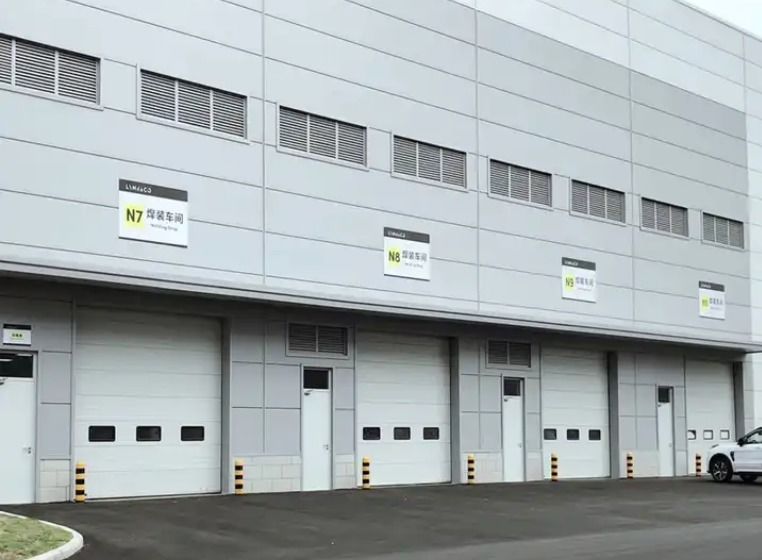 Cửa nâng trần công nghiệp hạng nặng tự động cho Trạm cứu hỏa | Cửa cuốn trần PU với thiết kế kín thời tiết và Cửa cuốn công nghiệp