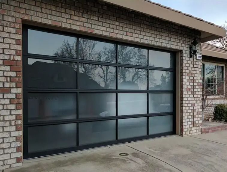 Có chất lượng cao Modern Light Luxury Garage Door Sectional Aluminum Alloy Watertight Class 3 Transparent Glass Sectional Garage Door Tùy chọn cách điện tuyệt vời
