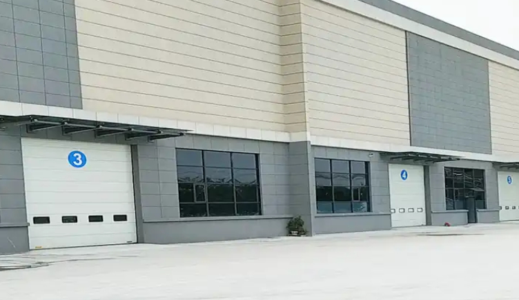 Cửa cuốn công nghiệp lớn, thiết kế tấm phẳng hoặc đường viền, dày 50mm-80mm, cửa nhà để xe cuốn cách nhiệt